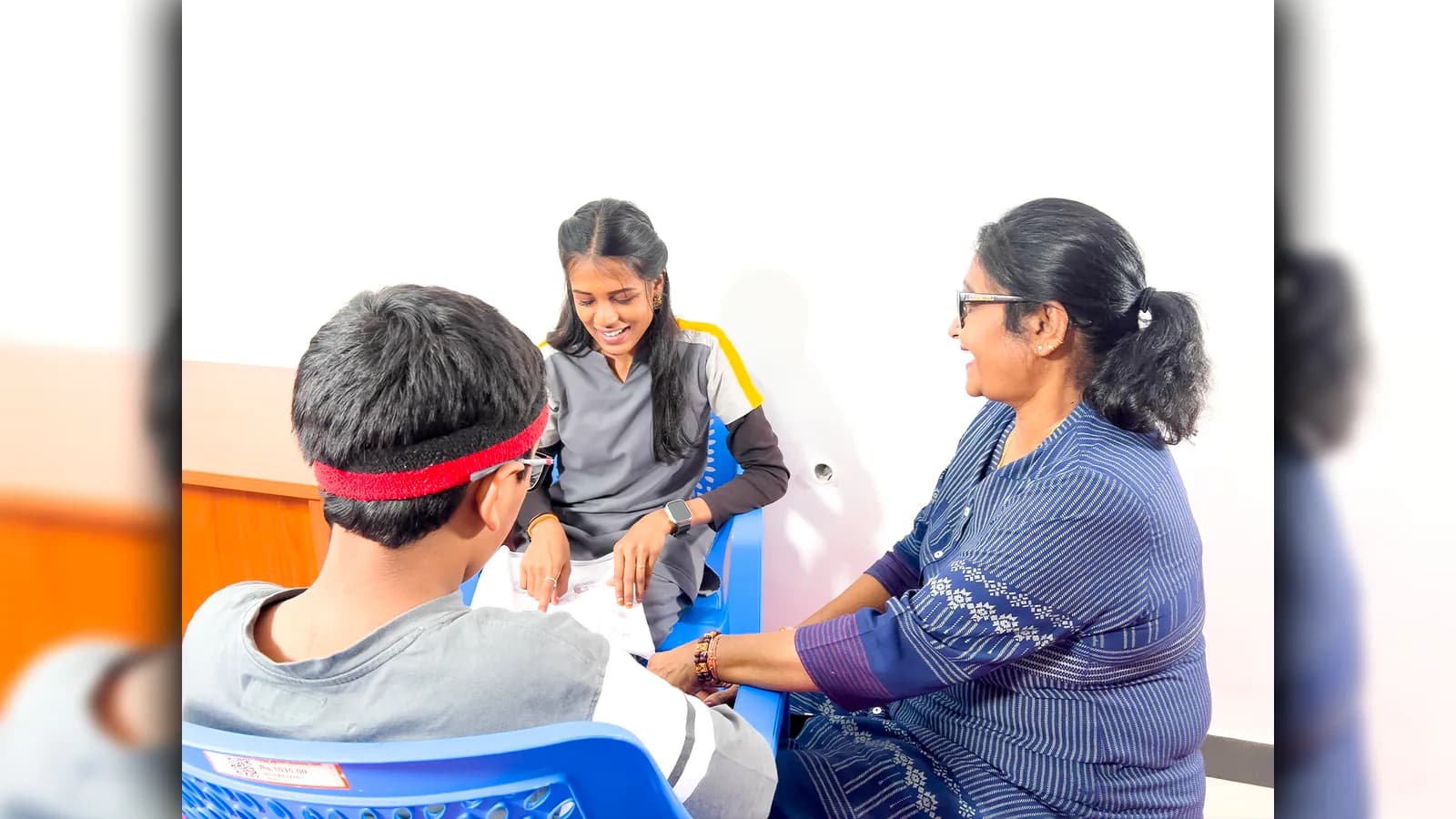 DARC therapist in a parent consultation session discussing behavioural strategies