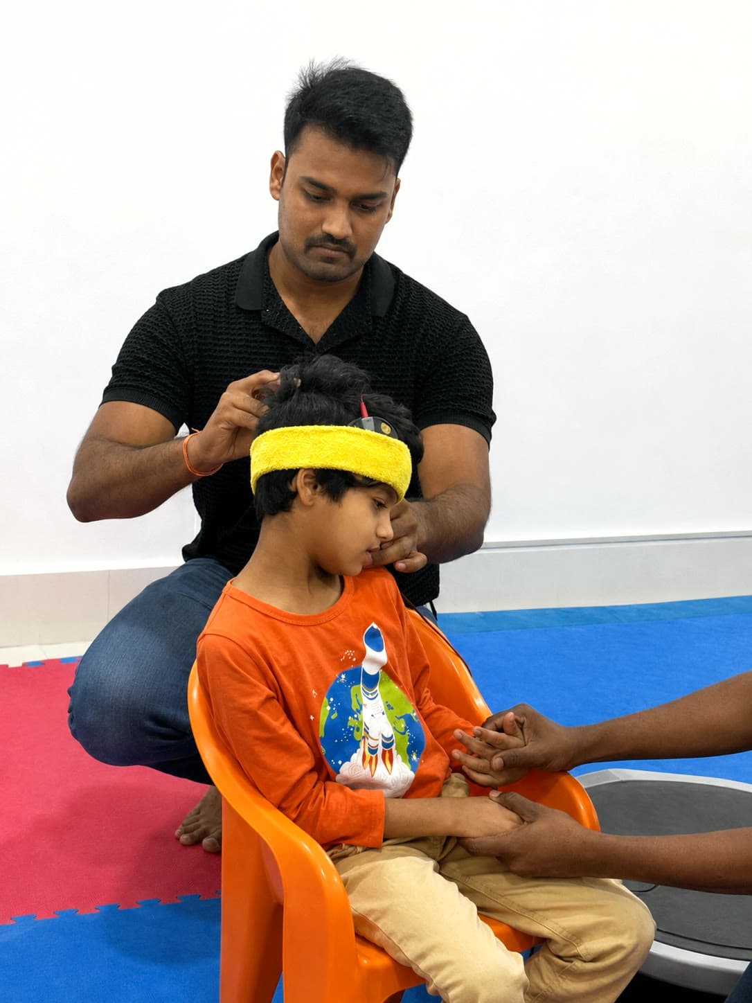 Non-invasive photobiomodulation headband used during a supervised DARC session